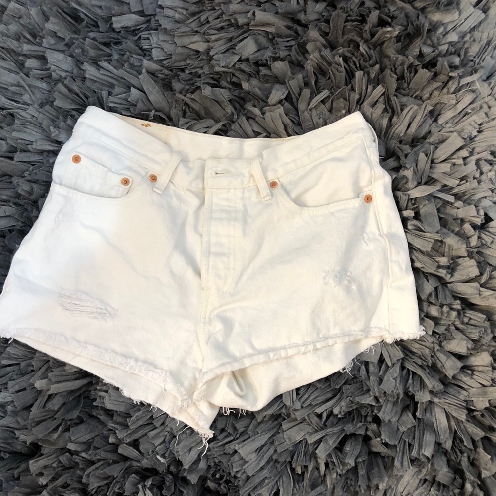 Cute white levi shorts.